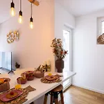 Апартаменты Mhouse Lease Walk To And Center